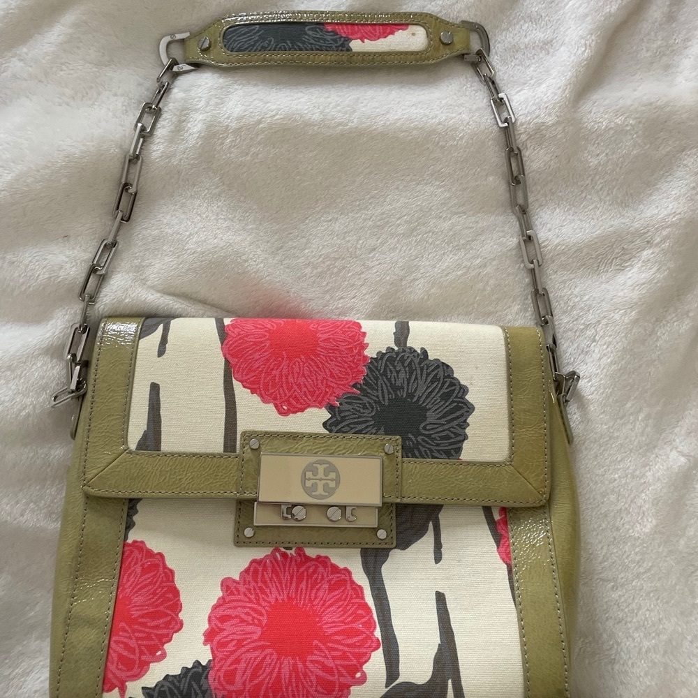 Authentic Tory Burch silver chain purse.